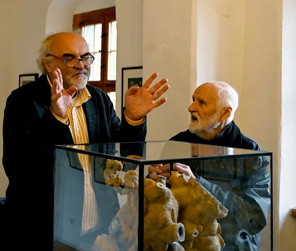 Foto: Matthias Creutziger: Der Künstler (re.) im Gespräch mit Jiri Fajt im Schloss Lauenstein